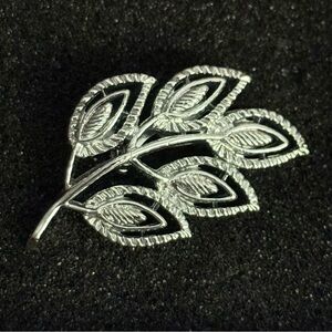Vintage Gerry’s Silver Tone‎ Leaf Brooch